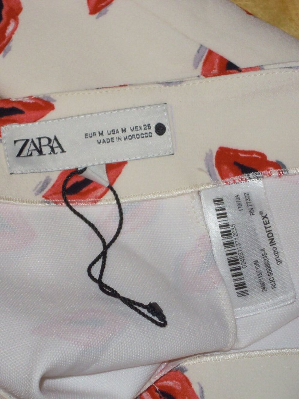 Zara Women’s Mini Skirt MEDIUM Waist 28" White Red Lip Stick Print Zipper Back